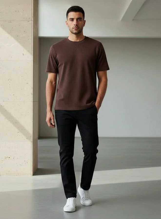 ايكونيك تيشيرت رجالي بقصة عادية وياقة دائرية وأكمام قصيرة بنقش بارز